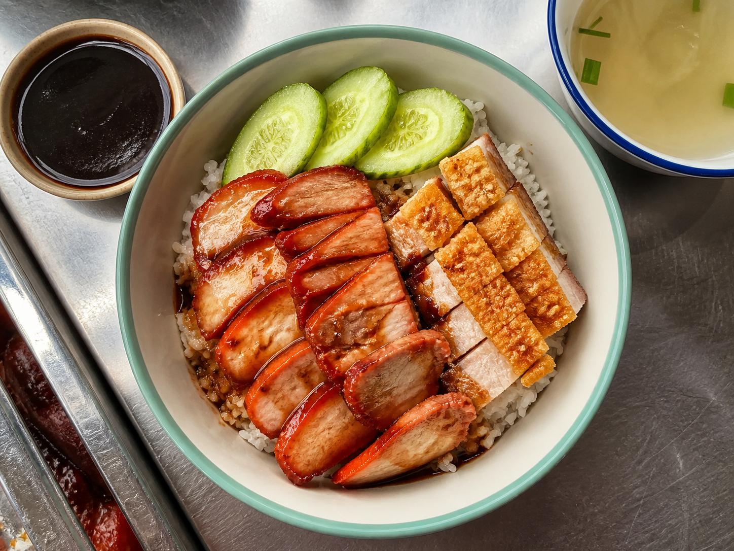 ข้าวหมูแดงและหมูกรอบของร้านตั้มพานิช